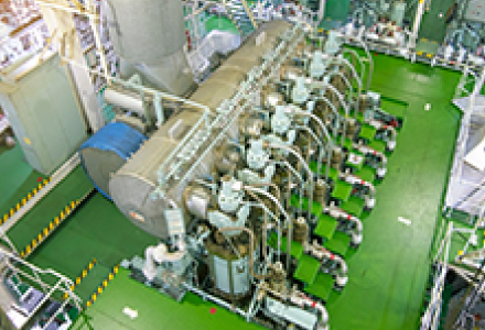 舶用エンジンの写真